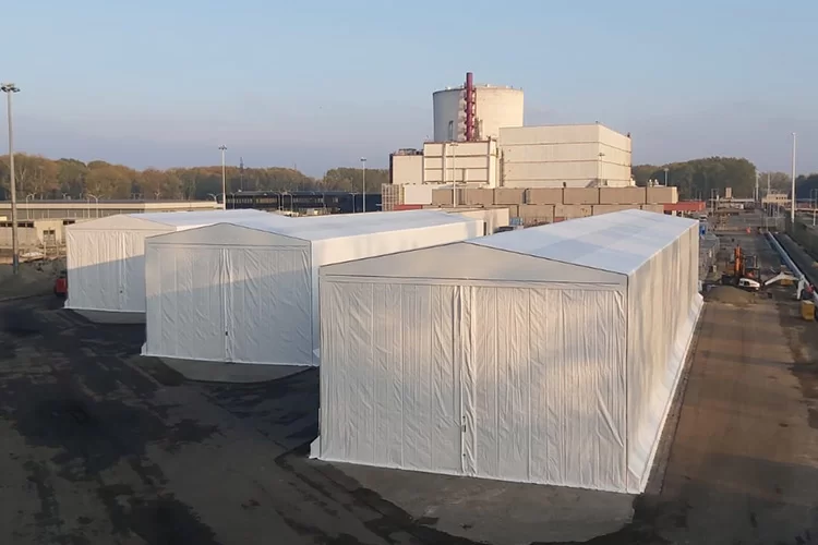 Capannone retrattile fisso SiemLift per protezione di aree industriali e logistiche.