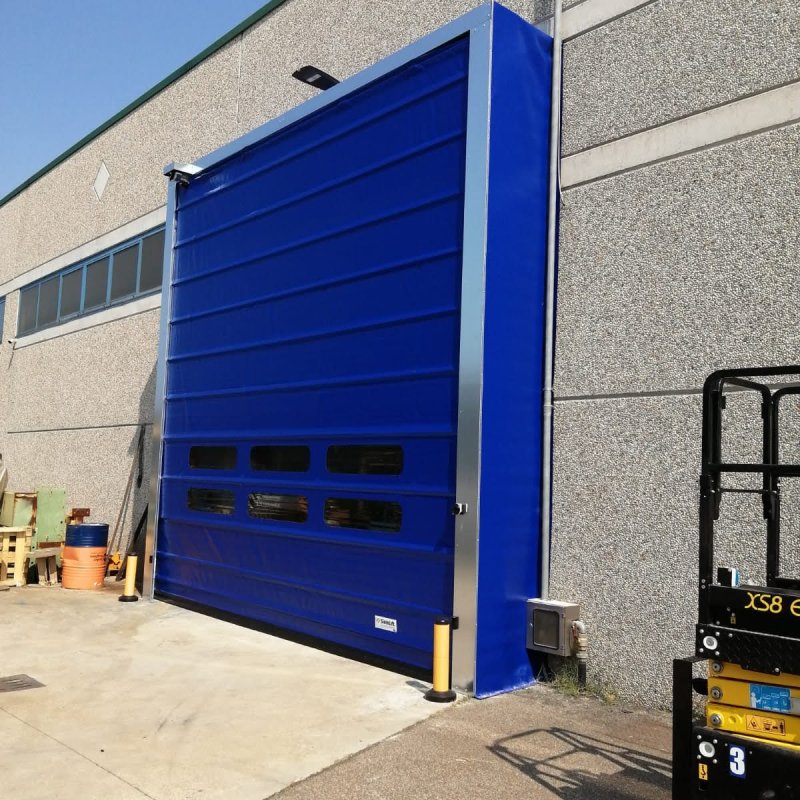 Chiusura industriale rapida blu per accesso capannone Siem Lift a Lecco, Milano e Lombardia.
