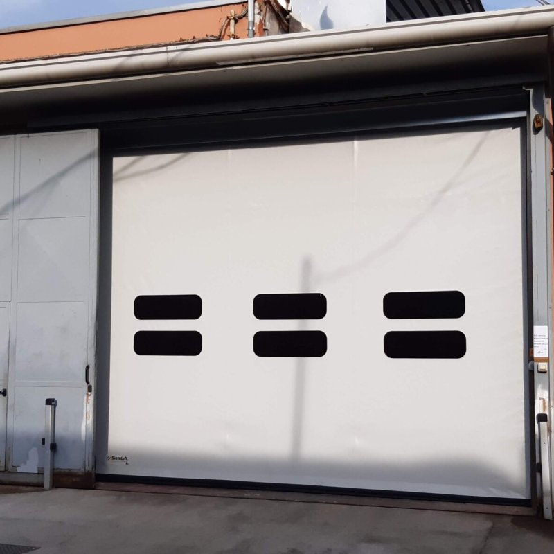 Chiusura industriale rapida bianca per accesso capannone produttivo Siem Lift.
