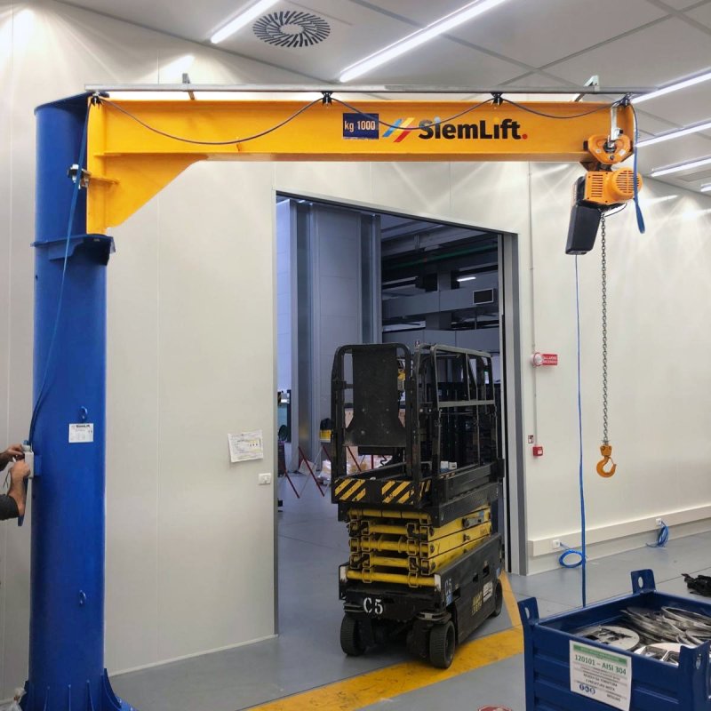 Gru a bandiera a colonna con paranco per area produttiva Siem Lift.
