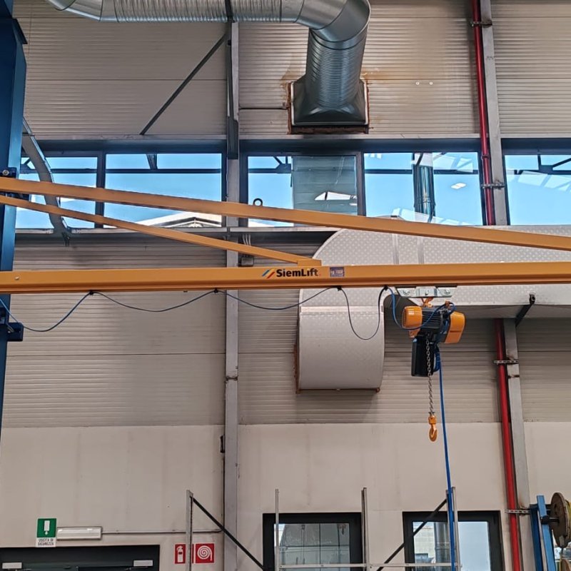 impianto-di-sollevamento-bandiera-a-mensola-con-canalina-siemlift-lombardia