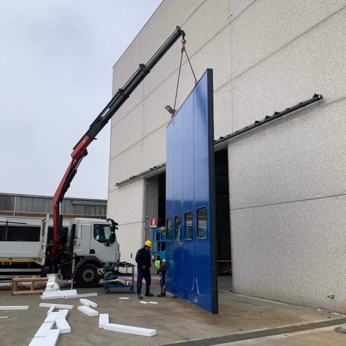 siemlift-chiusure-industriali-montaggio-portone-a-libro