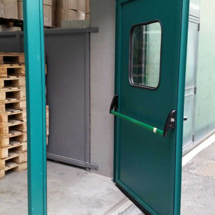 siemlift-porte-rapide-porta-pedonale-integrata-in-chiusura-industriale